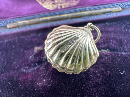 Vintage 9ct Gold Clam shell charm with pearl.
