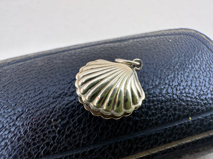 Vintage 9ct Gold Clam shell charm with pearl.