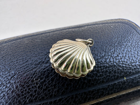 Vintage 9ct Gold Clam shell charm with pearl.