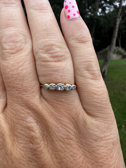 18ct gold 5 graduating diamond ring
