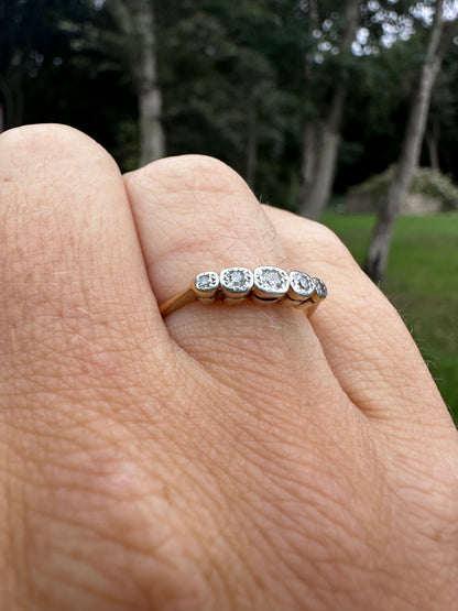 18ct gold 5 graduating diamond ring