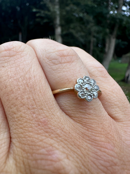 Antique 18ct Gold Diamond Daisy ring