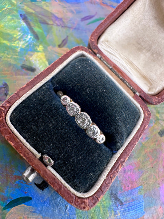 18ct gold 5 graduating diamond ring