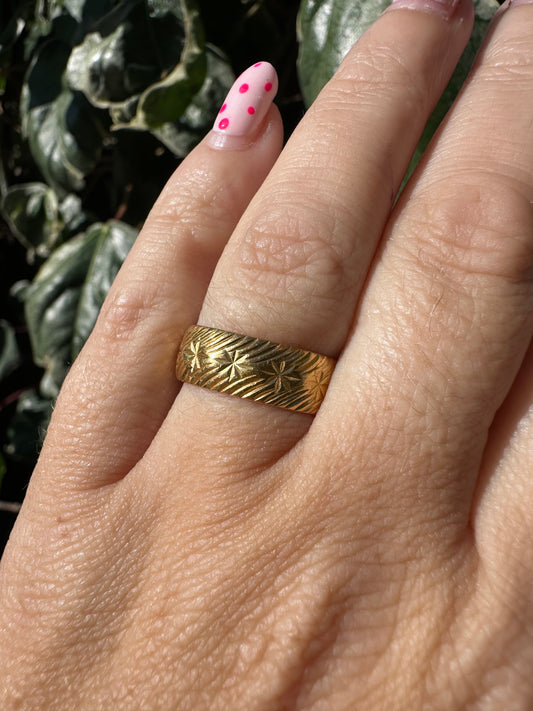 Mid century 22ct Gold Patterned band