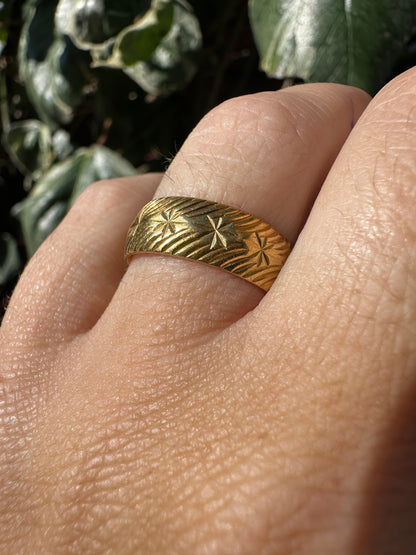 Mid century 22ct Gold Patterned band