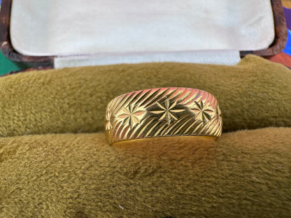 Mid century 22ct Gold Patterned band