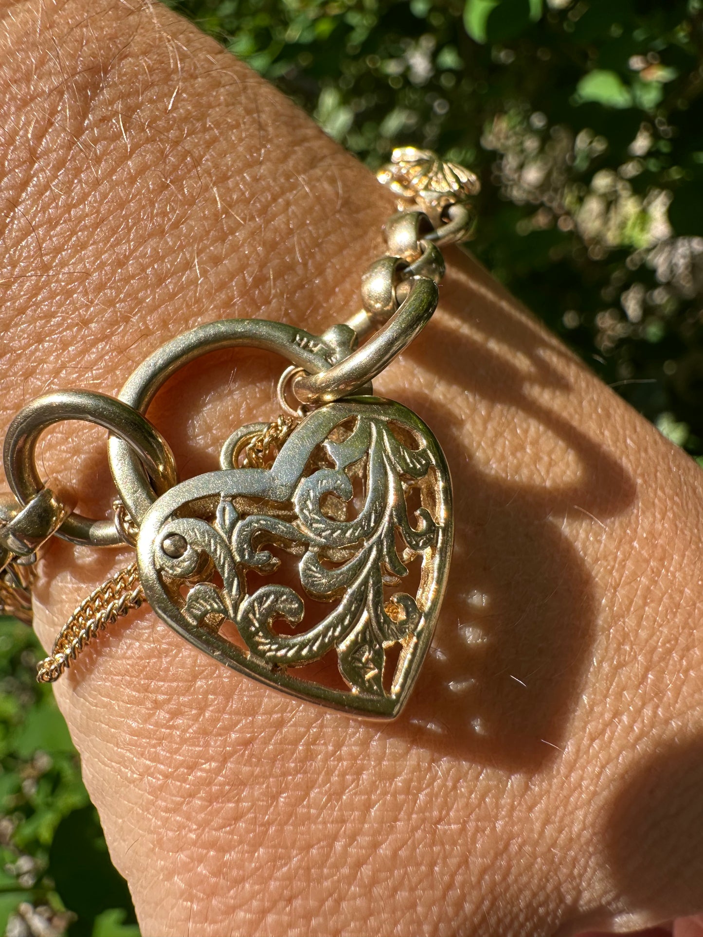9ct Yellow Gold Rolo & Leaf link bracelet with heart padlock