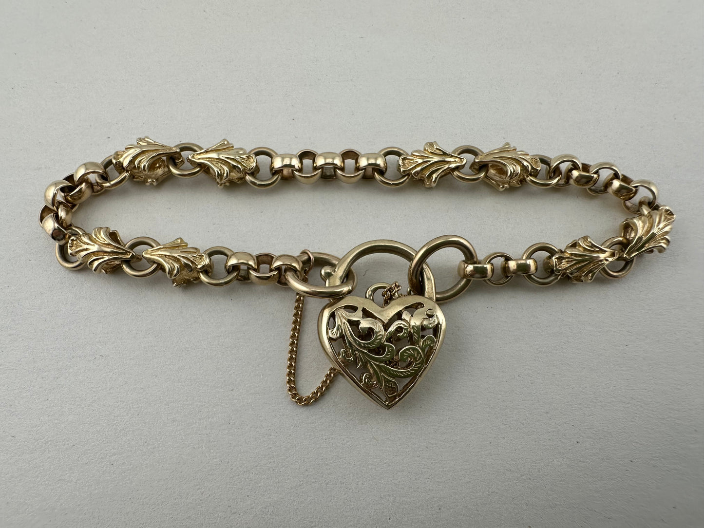 9ct Yellow Gold Rolo & Leaf link bracelet with heart padlock
