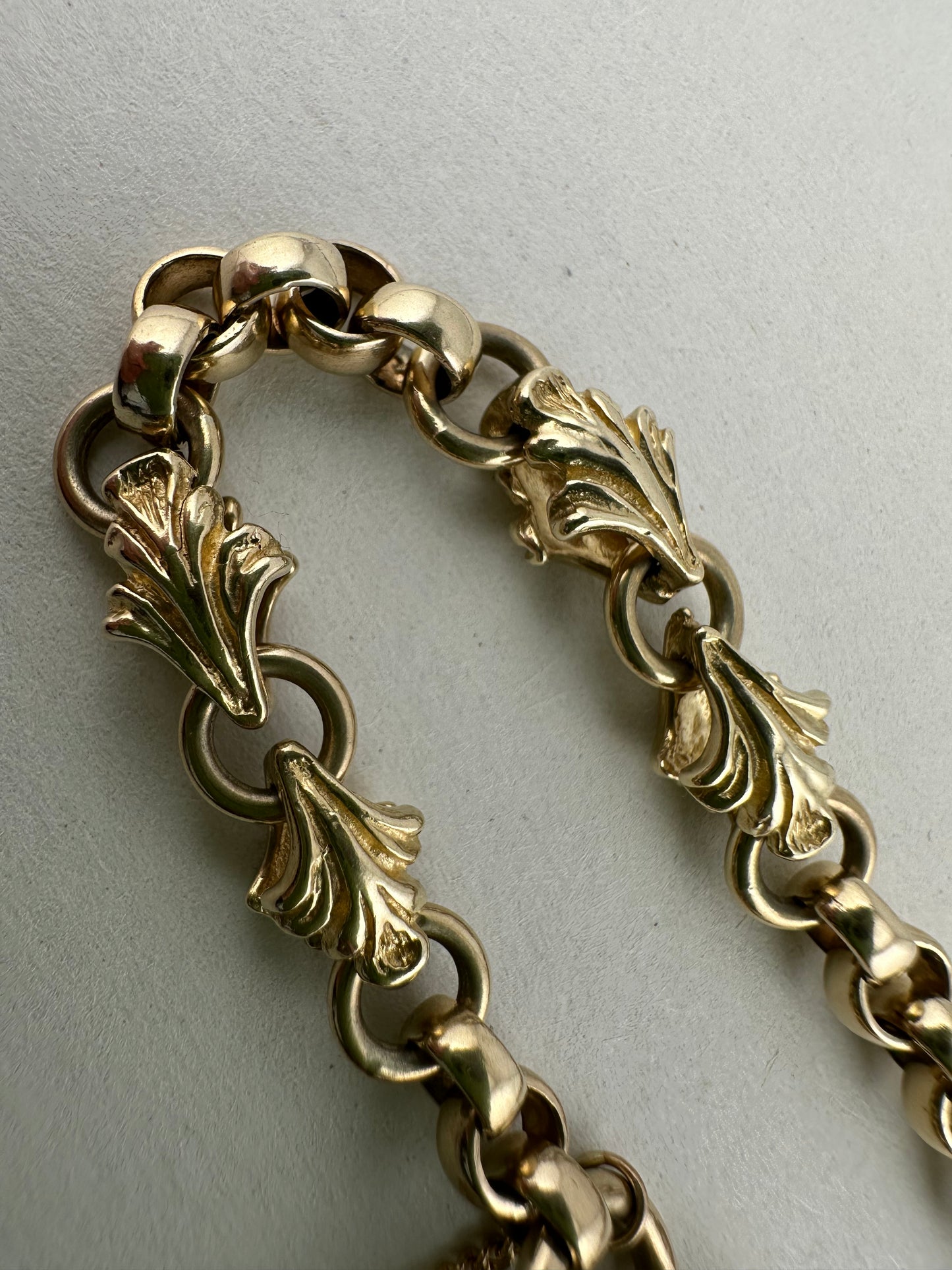 9ct Yellow Gold Rolo & Leaf link bracelet with heart padlock