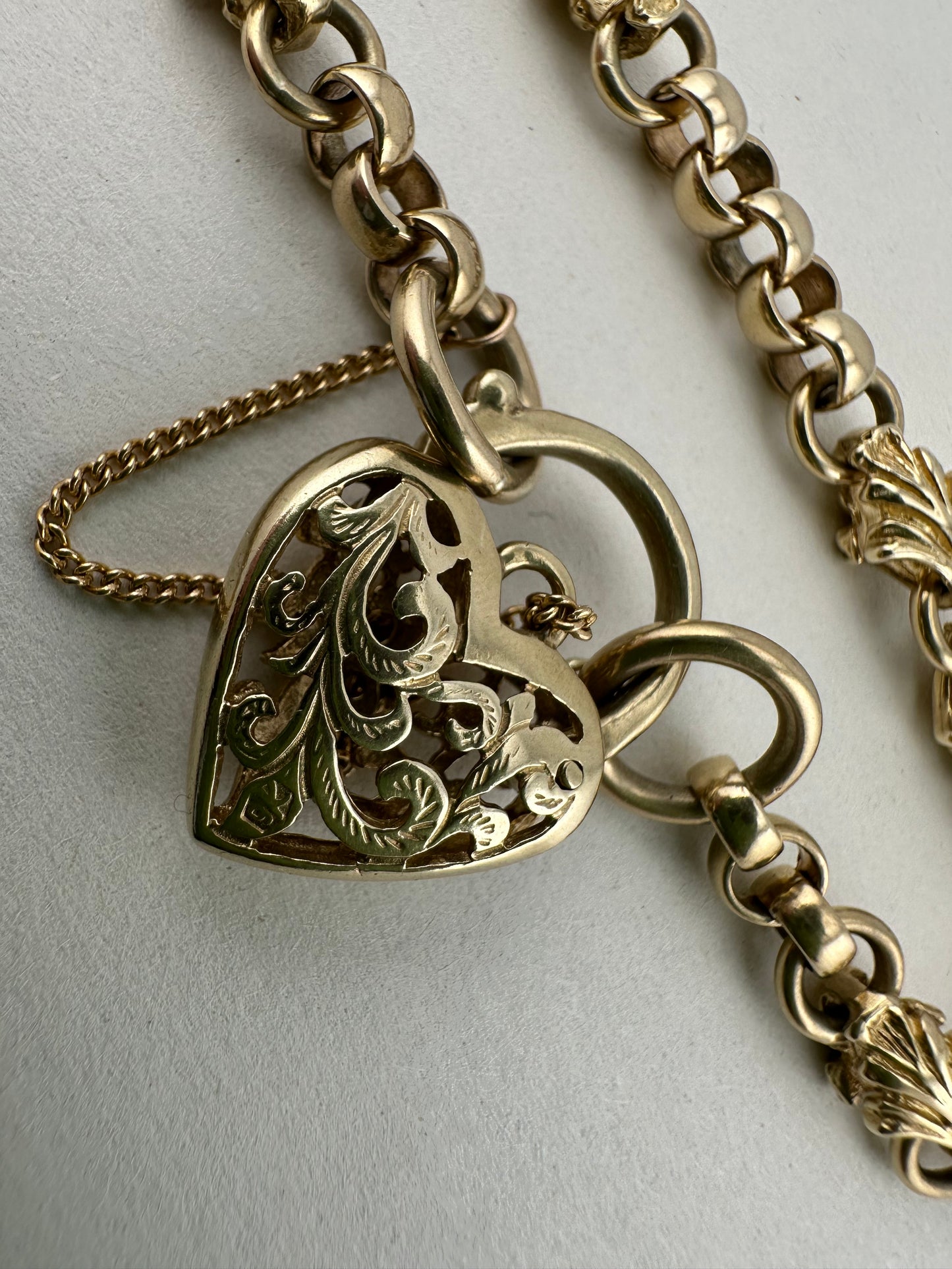 9ct Yellow Gold Rolo & Leaf link bracelet with heart padlock