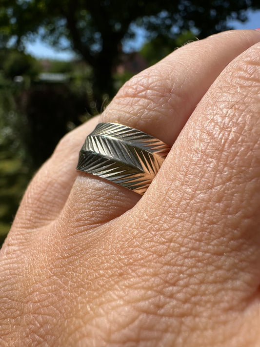 Vintage 9ct Gold Herringbone patterned Wideband, engraved ‘Lucky’, size L