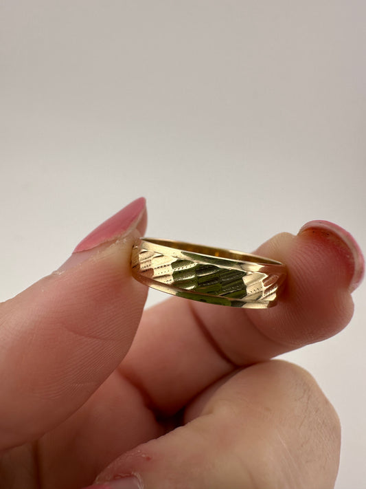 Vintage 9ct Gold Patterned Band, size O