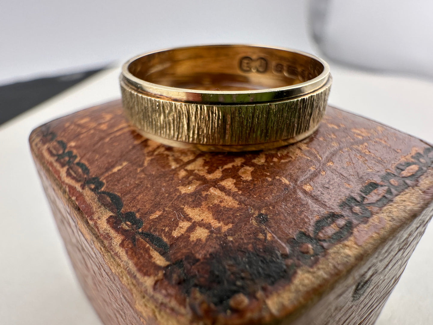 Vintage 9ct Good Bark texture Band, size R