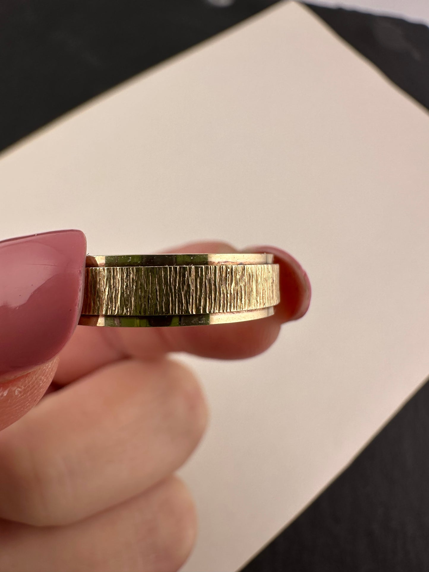 Vintage 9ct Good Bark texture Band, size R