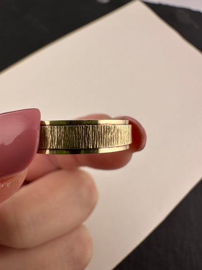 Vintage 9ct Good Bark texture Band, size R