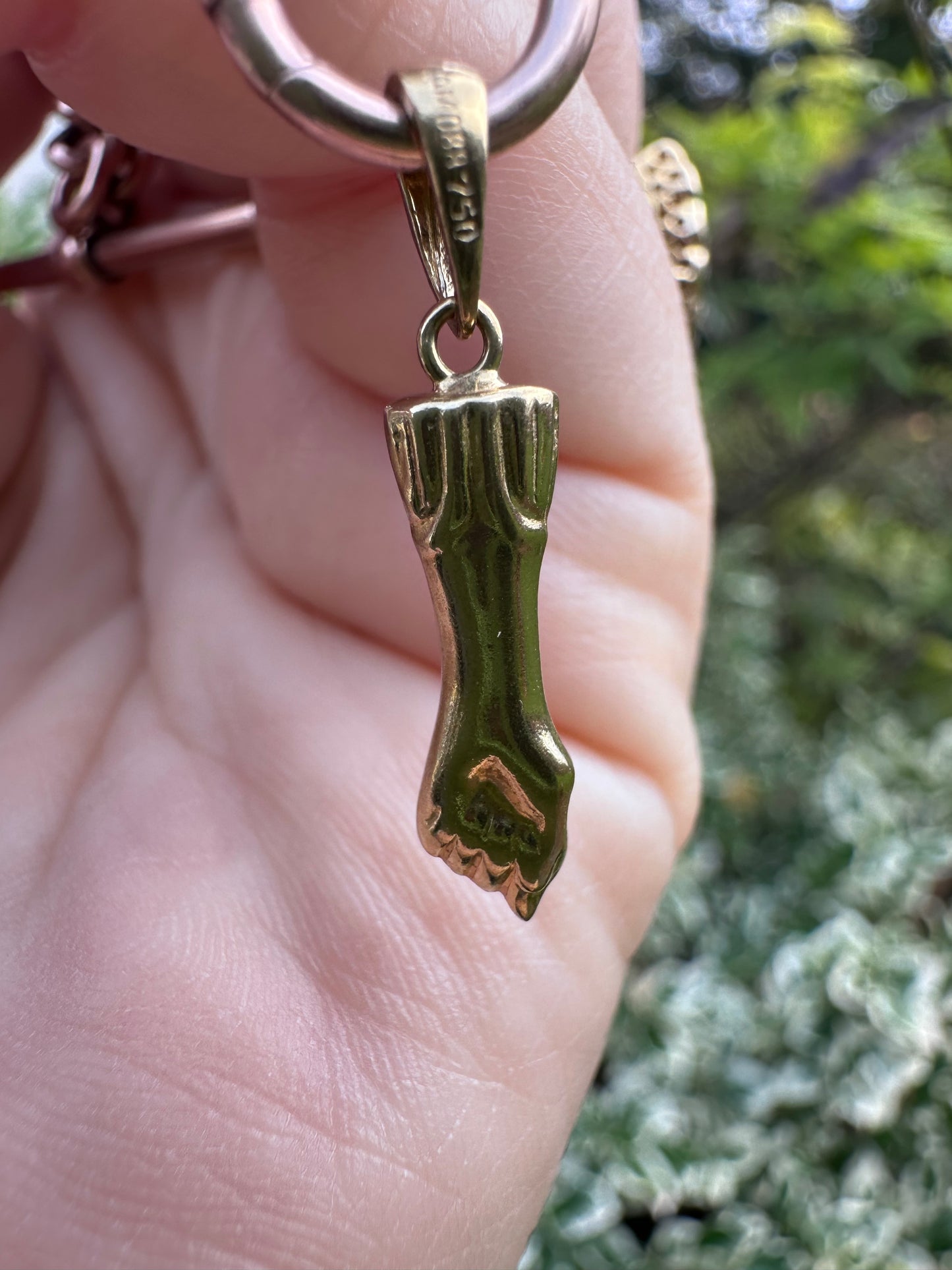18ct Gold Figa hand pendant