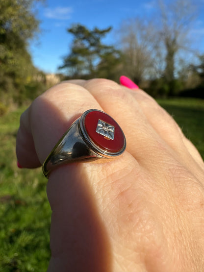 Vintage 9ct Carnelian & Star Set Diamond Signet ring