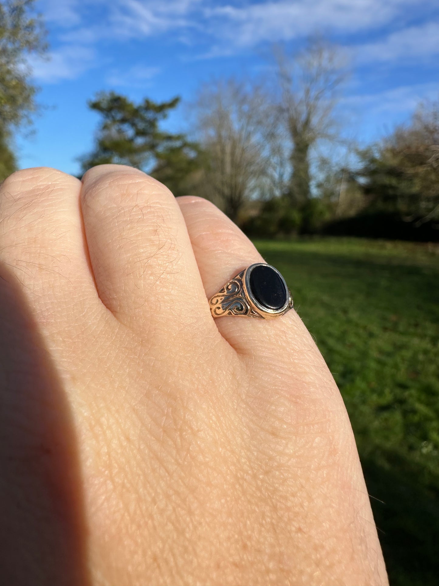 Vintage 9ct Onyx Signet Pinky Ring with engraved shoulders