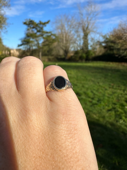 Vintage 9ct Onyx Signet Pinky Ring with engraved shoulders