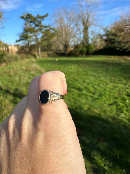Vintage 9ct Onyx Signet Pinky Ring with engraved shoulders