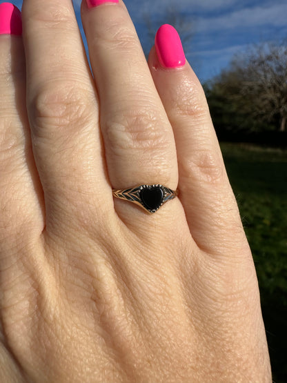 Vintage 9ct Onyx Heart Signet ring