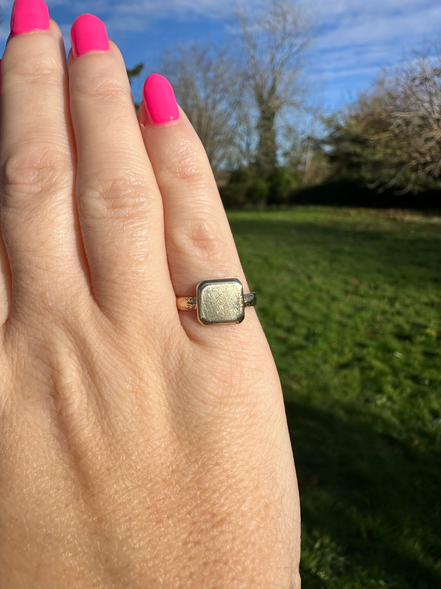 Antique 9ct Gold Square Signet ring with engraved shoulders