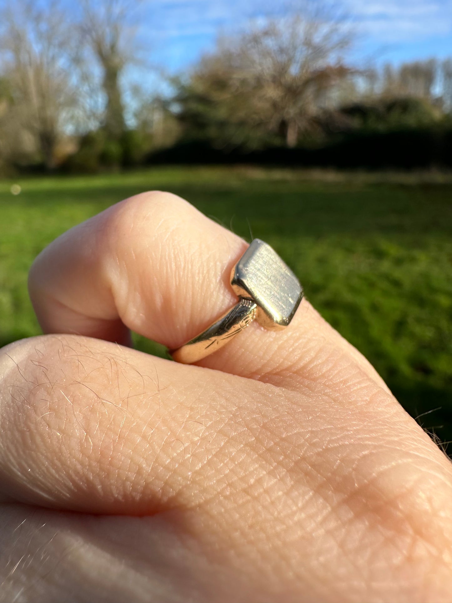 Antique 9ct Gold Square Signet ring with engraved shoulders