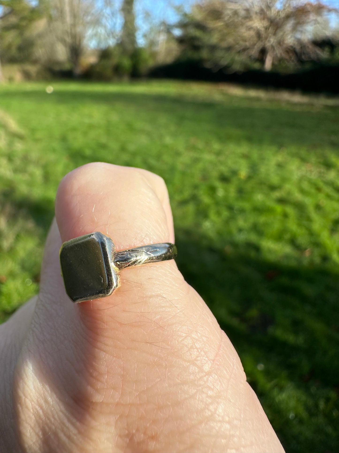 Antique 9ct Gold Square Signet ring with engraved shoulders