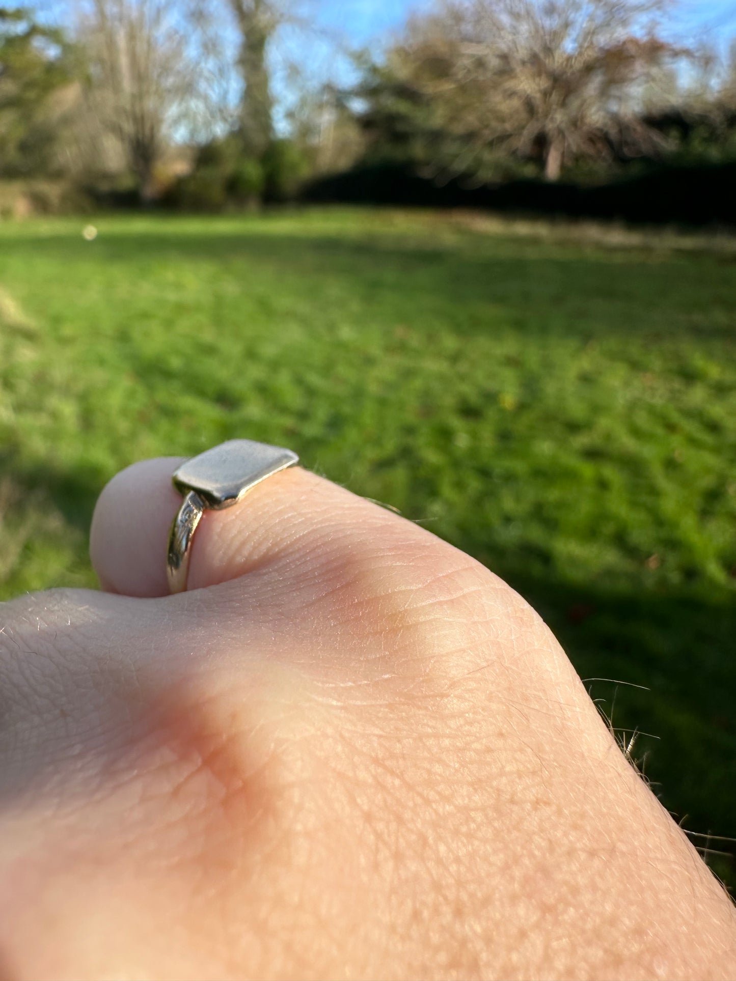 Antique 9ct Gold Square Signet ring with engraved shoulders