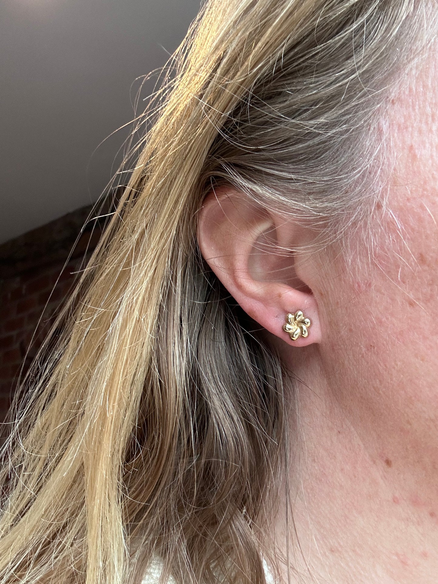 9ct Gold Puffy Flower Studs