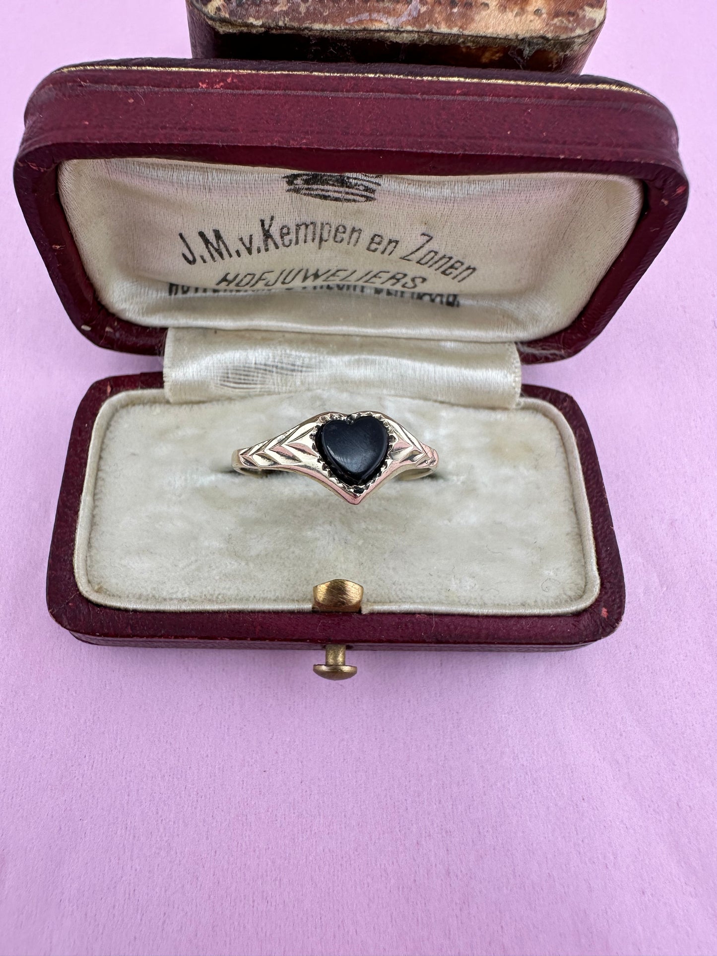 Vintage 9ct Onyx Heart Signet ring