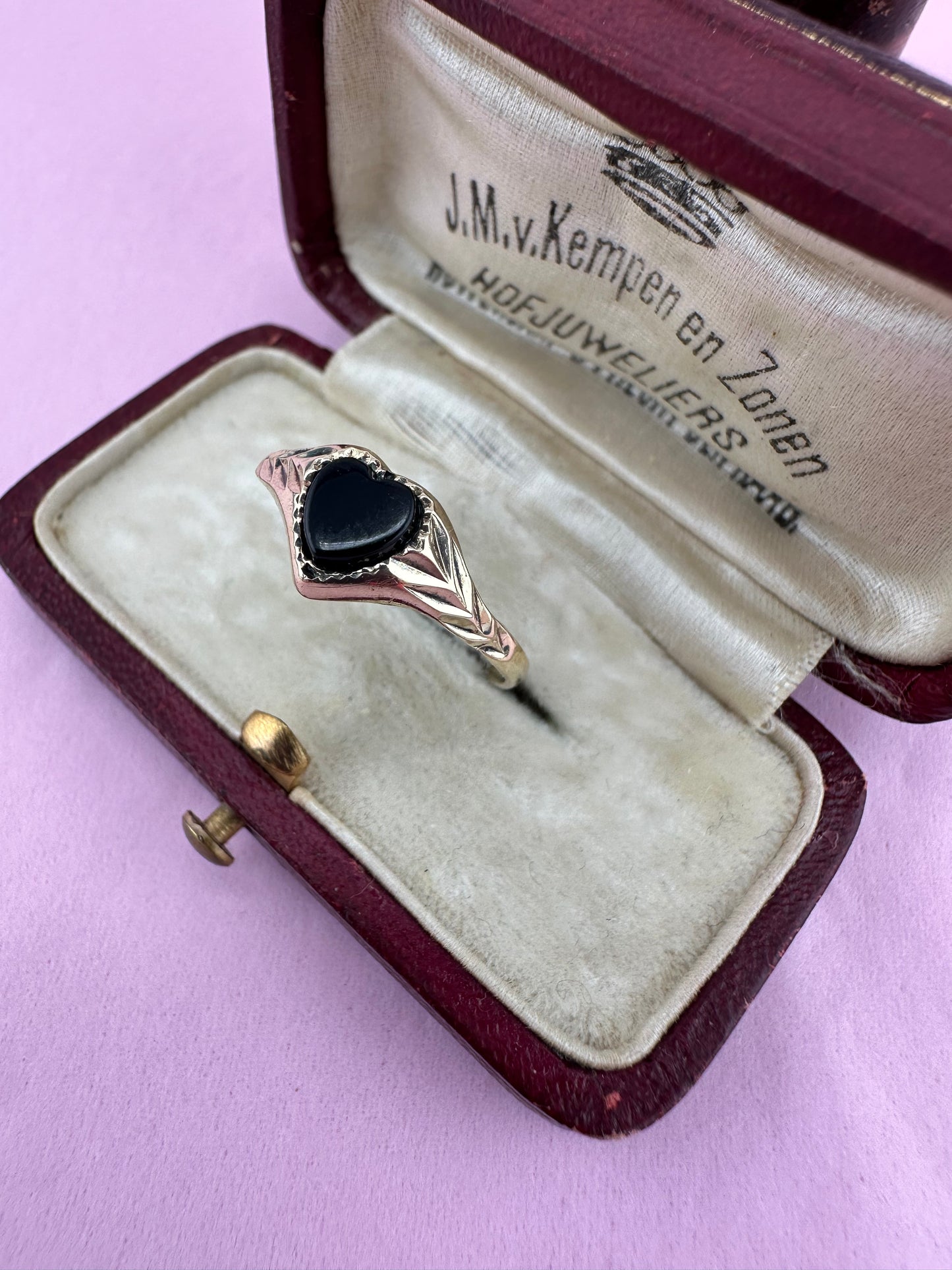 Vintage 9ct Onyx Heart Signet ring