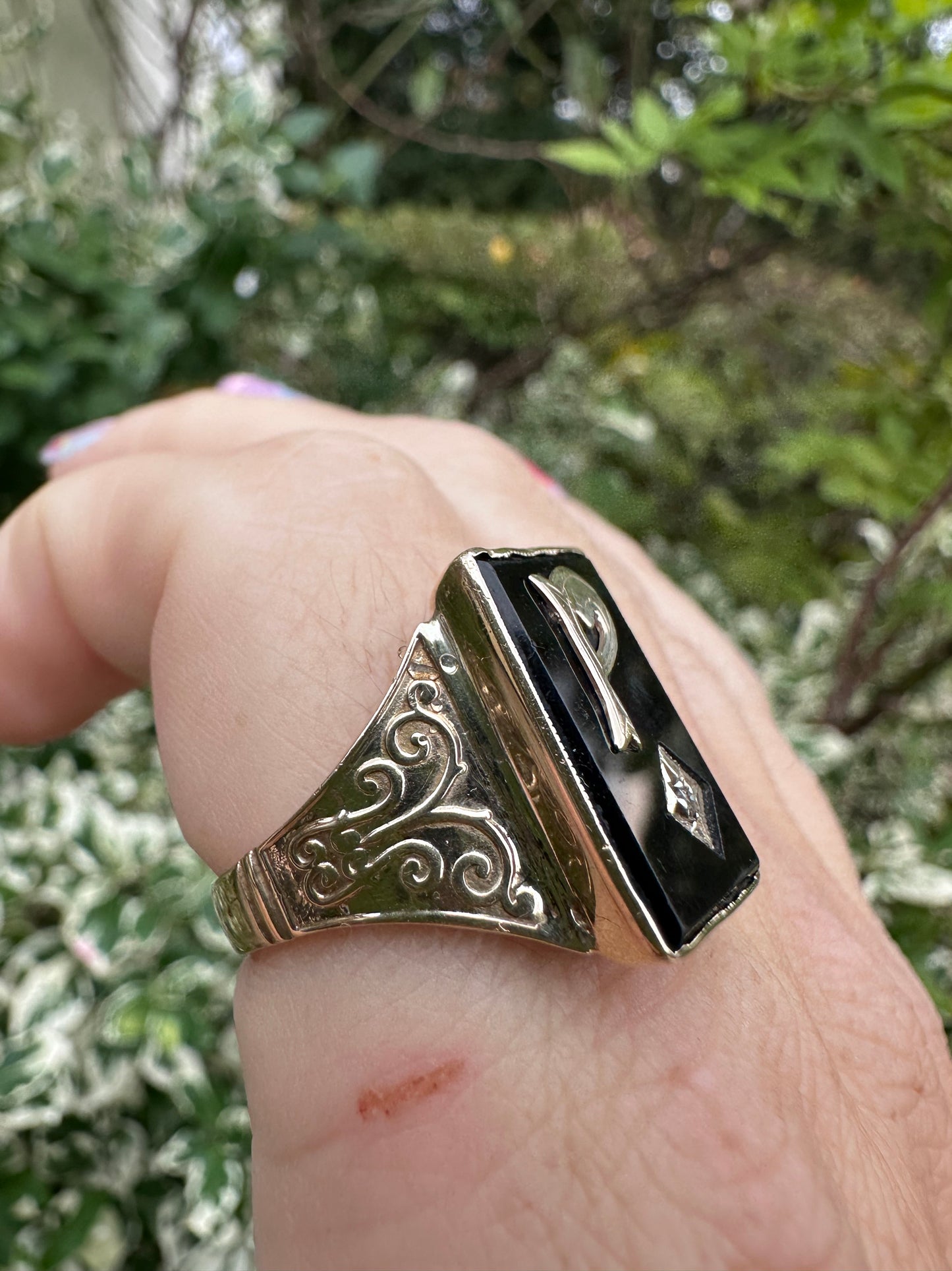 Vintage 9ct Yellow Gold & Onyx P ring with accent Diamond