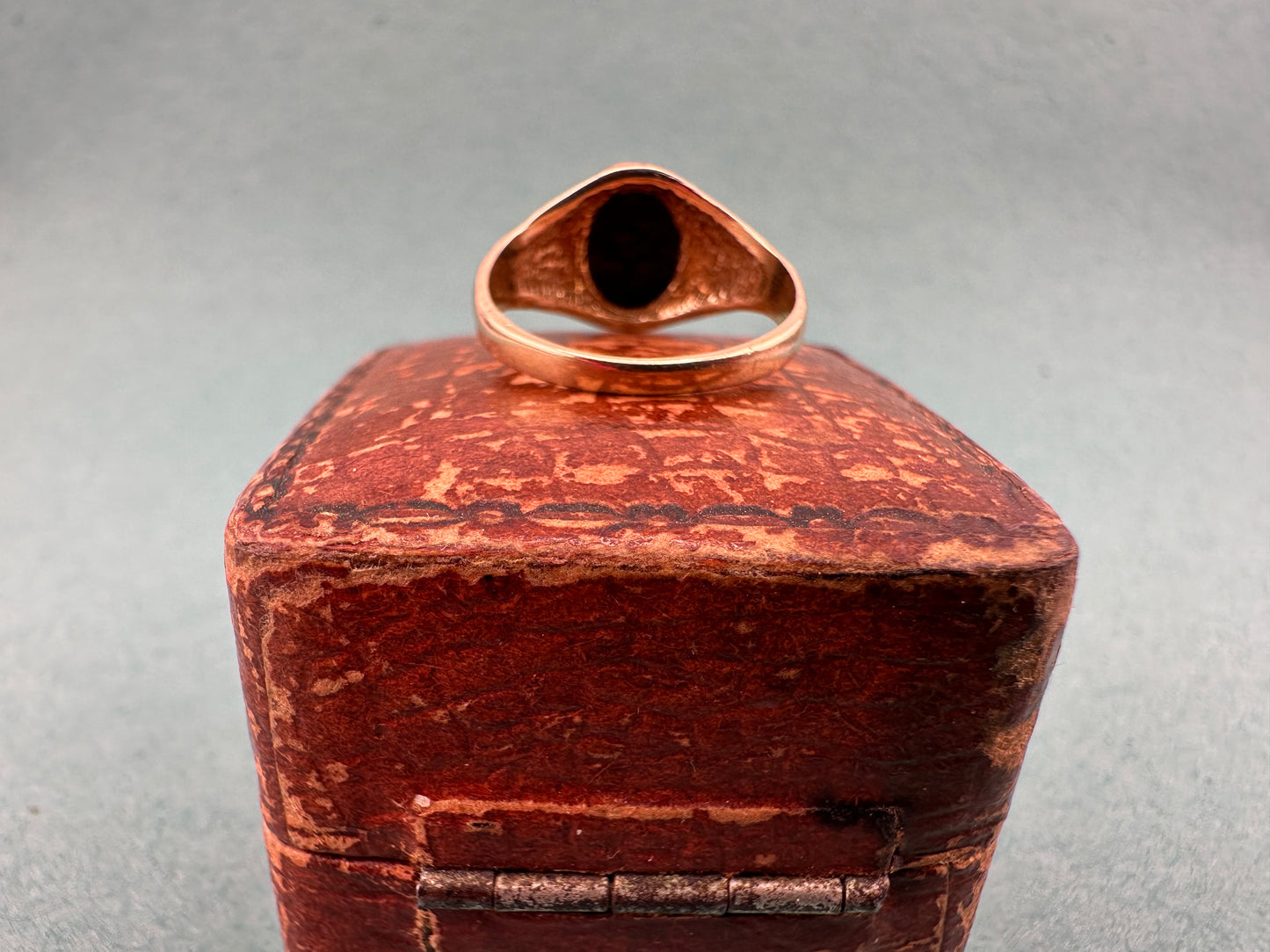 Vintage 9ct Onyx Signet Pinky Ring with engraved shoulders
