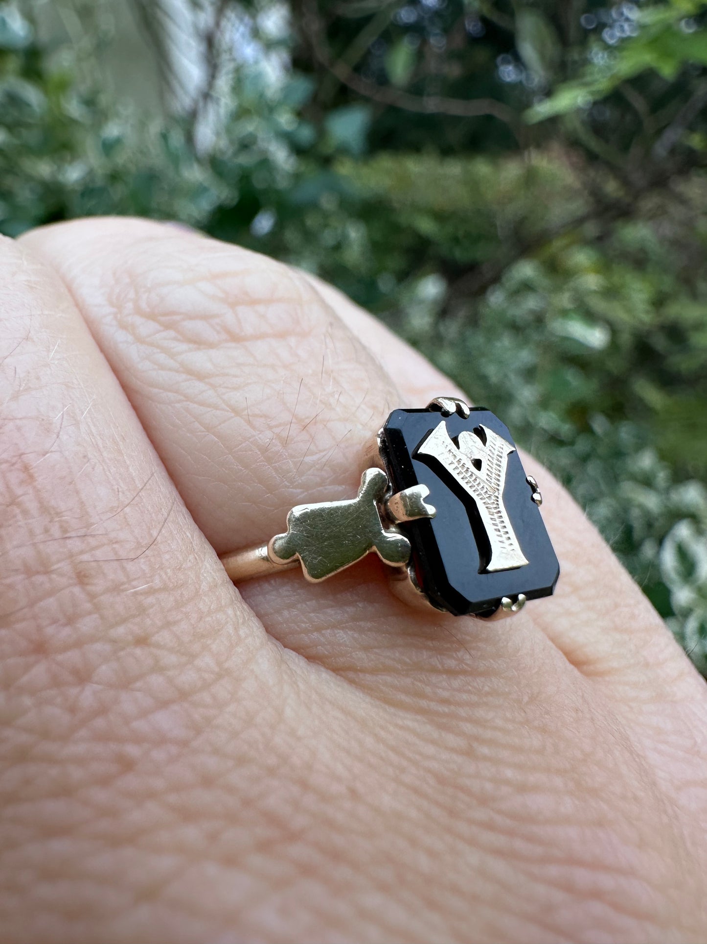 9ct Yellow Gold & Onyx Y ring