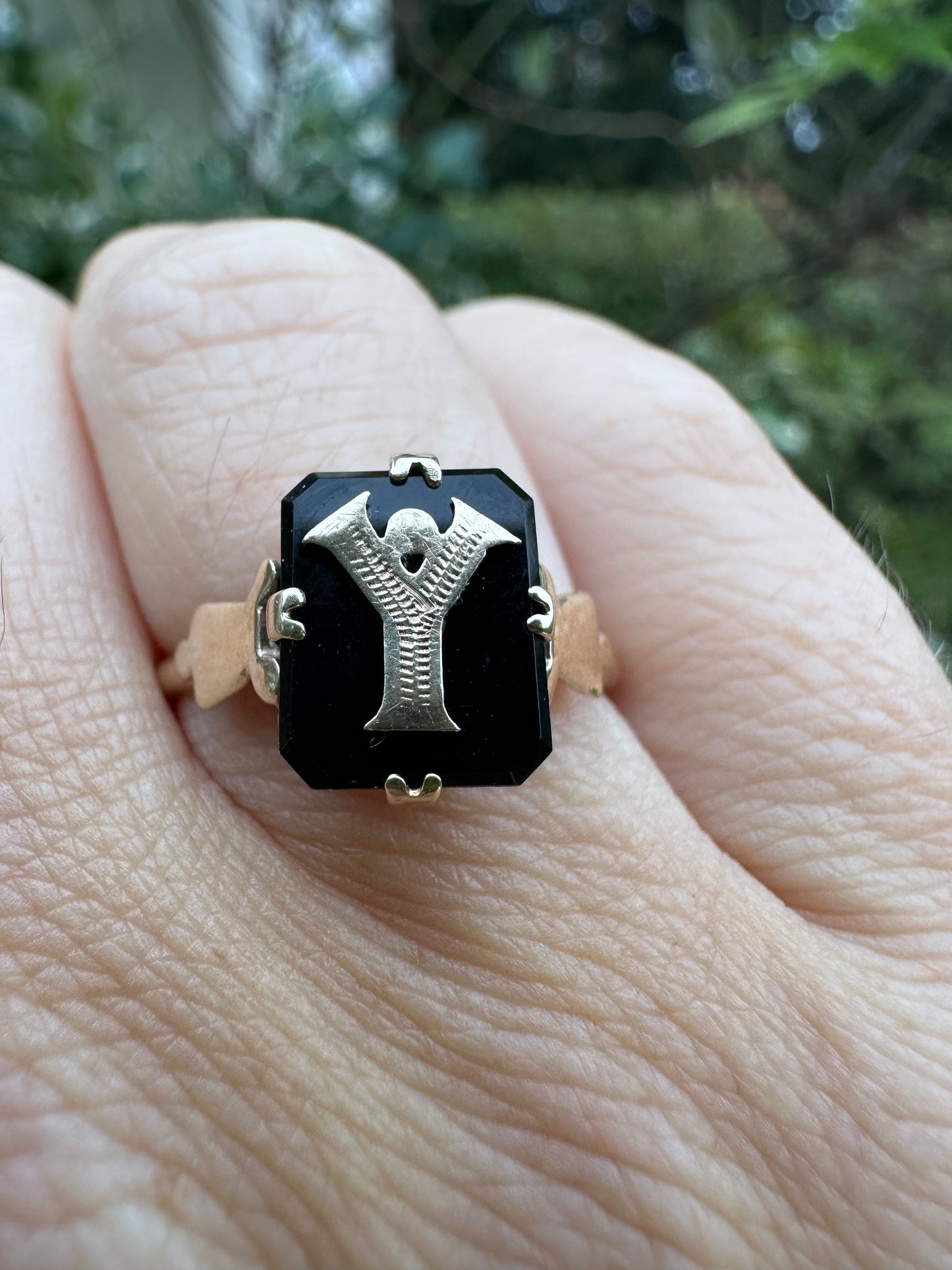 9ct Yellow Gold & Onyx Y ring