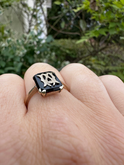 9ct Yellow Gold & Onyx W or M initial ring