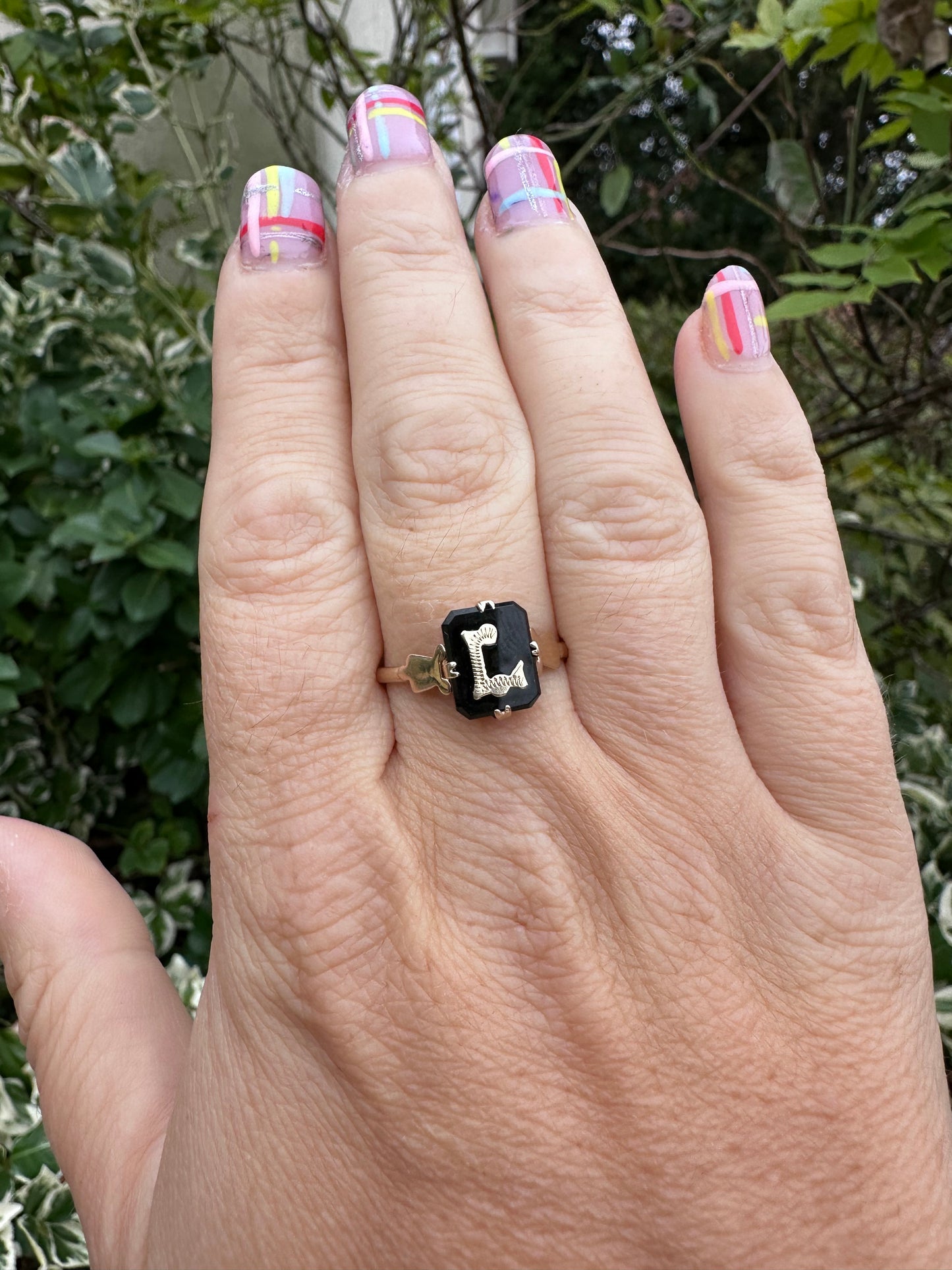 9ct Yellow Gold & Onyx L ring