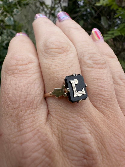 9ct Yellow Gold & Onyx L ring