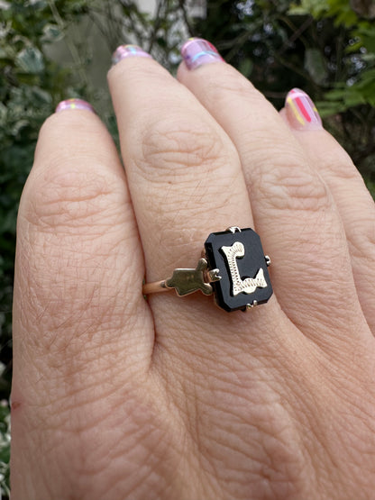 9ct Yellow Gold & Onyx L ring