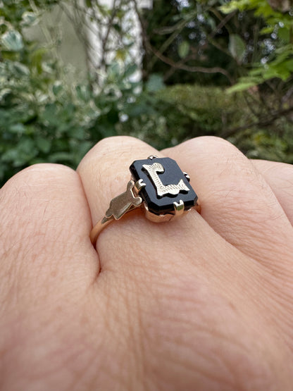 9ct Yellow Gold & Onyx L ring