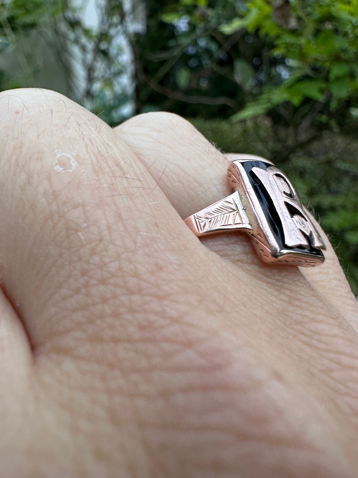 9ct Rose Gold & Onyx R ring