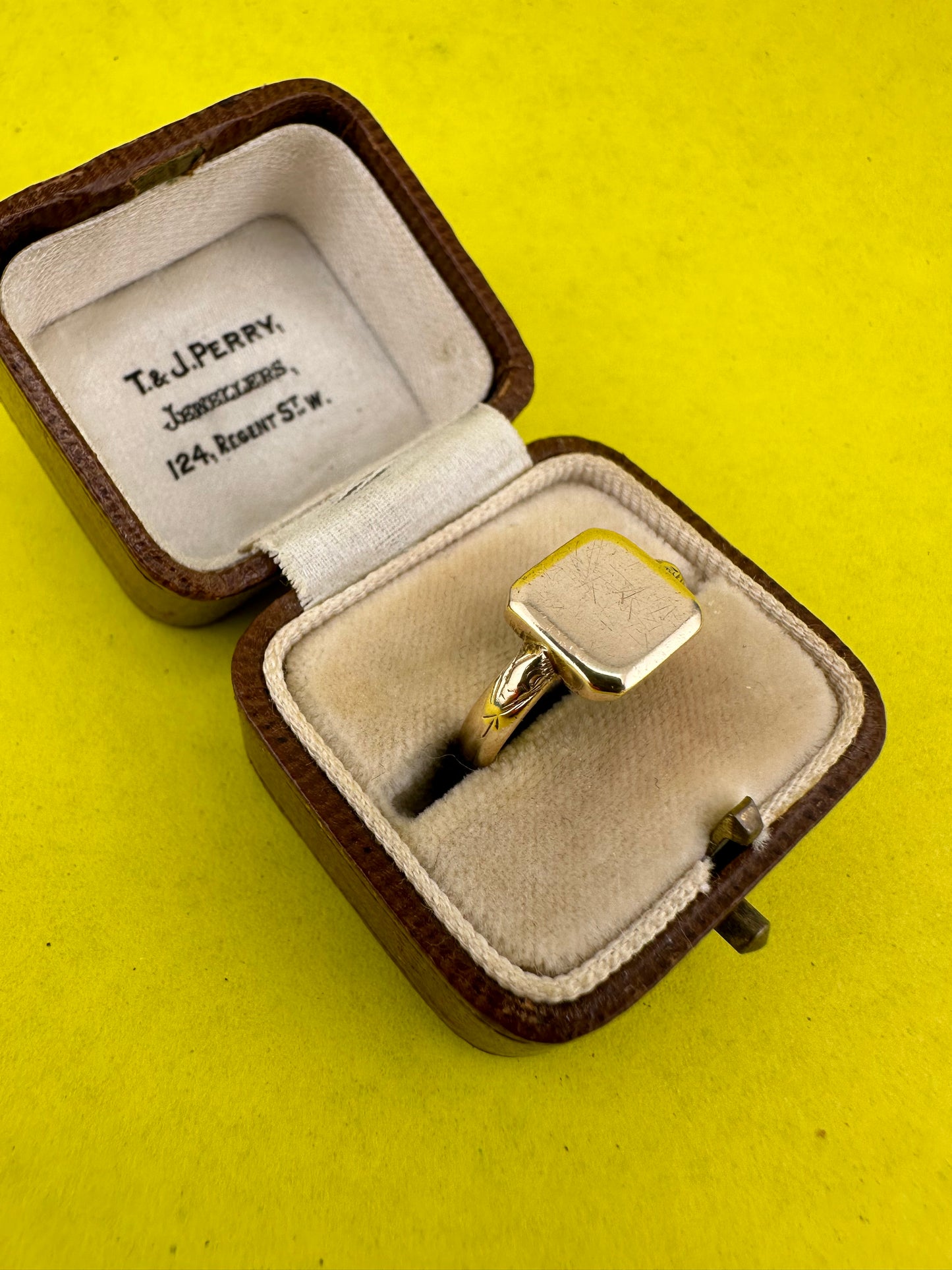 Antique 9ct Gold Square Signet ring with engraved shoulders