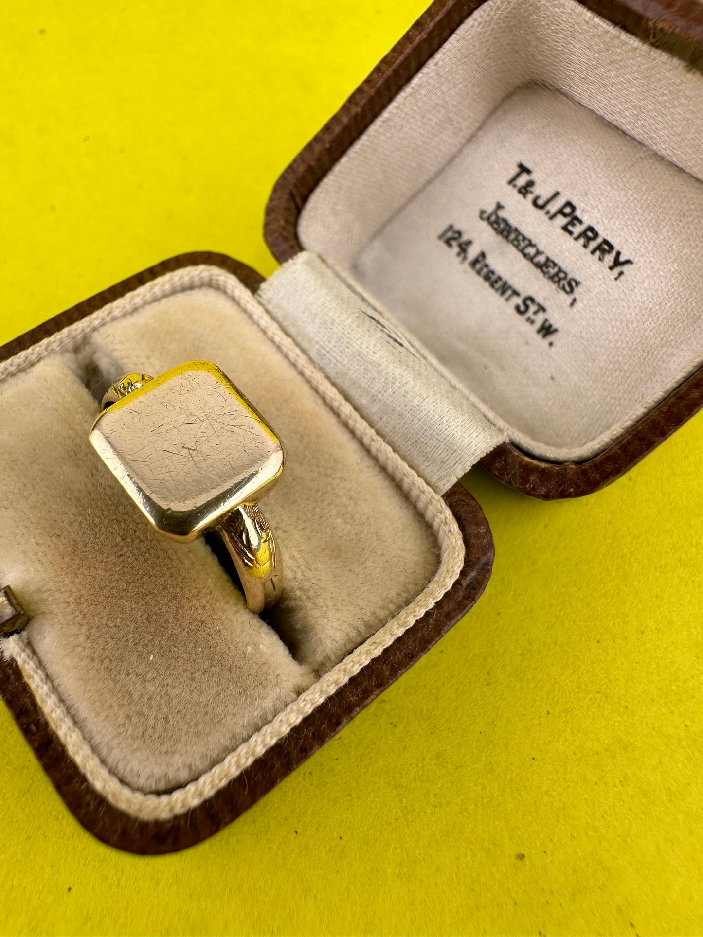 Antique 9ct Gold Square Signet ring with engraved shoulders