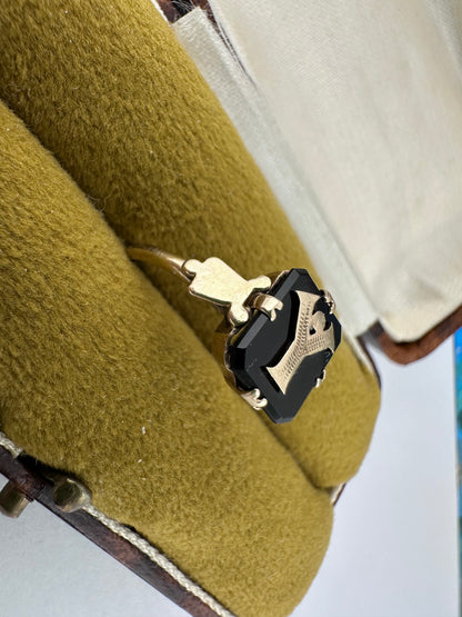 9ct Yellow Gold & Onyx Y ring