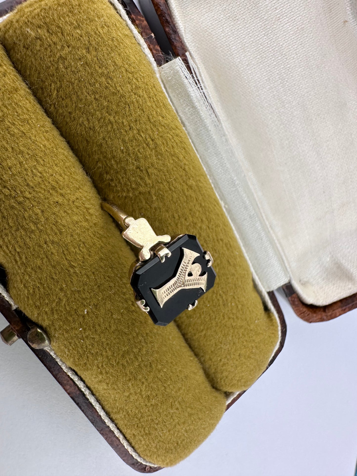 9ct Yellow Gold & Onyx Y ring