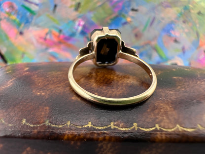 9ct Yellow Gold & Onyx Y ring