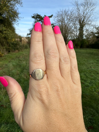 Vintage 9ct Gold Step Shoulder Signet ring