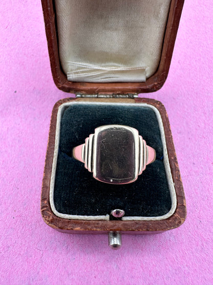 Vintage 9ct Gold Step Shoulder Signet ring