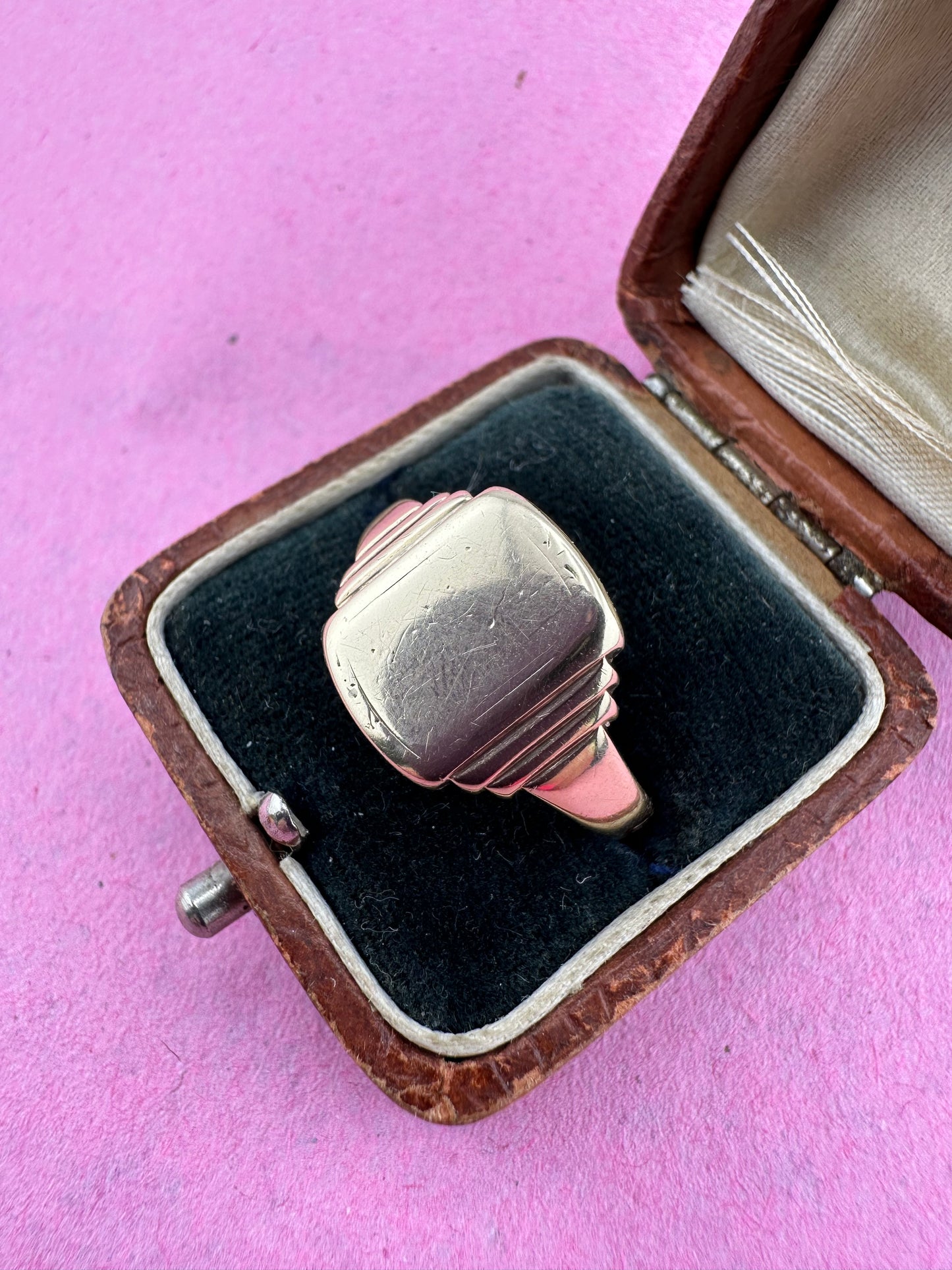 Vintage 9ct Gold Step Shoulder Signet ring